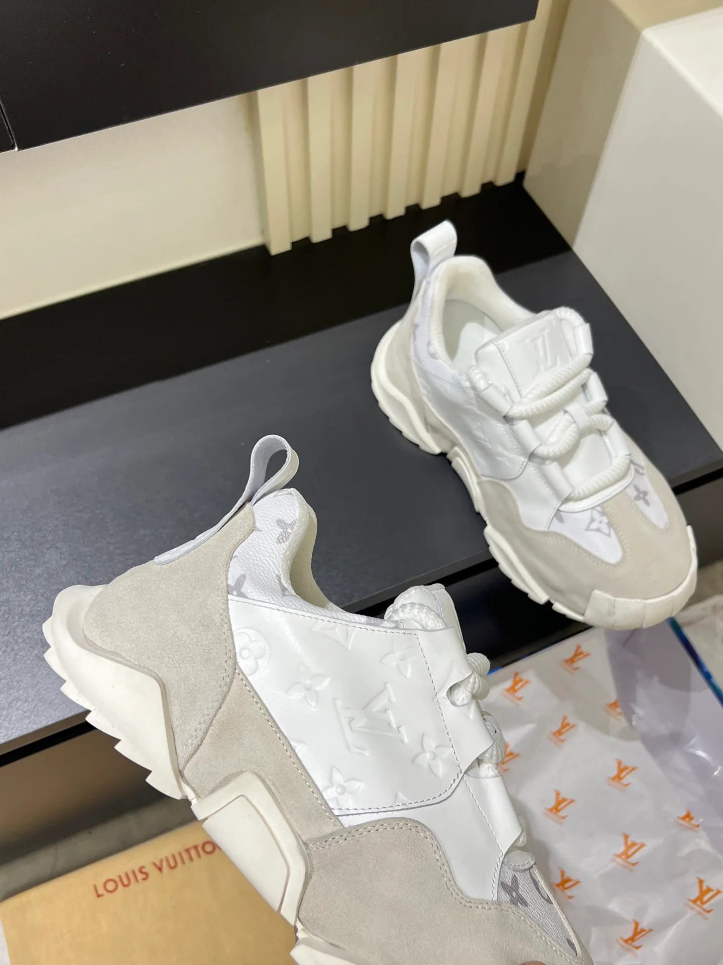 p600 "LOUI* VUITTO*" popular men's casual shoes, genuine development in Italy 💯Purchasing level quality ✔️The upper is made of first-layer cowhide, comfortable and soft sheepskin feet ⚡️ Fashionable and versatile, the toe last shape is firm and full, the soles are made from original LV molds and can be freely entered and exited the counter. Light and comfortable on the feet~Purely handmade, details determine quality! Size:39-44!